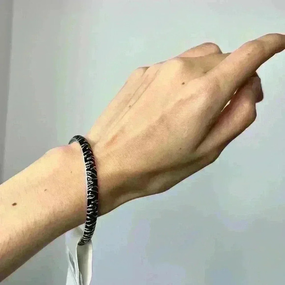 NWT Beauty Black Bangle Bracelet Jewellery Accessory - Jeweller Gift Idea - Picture 2 of 9